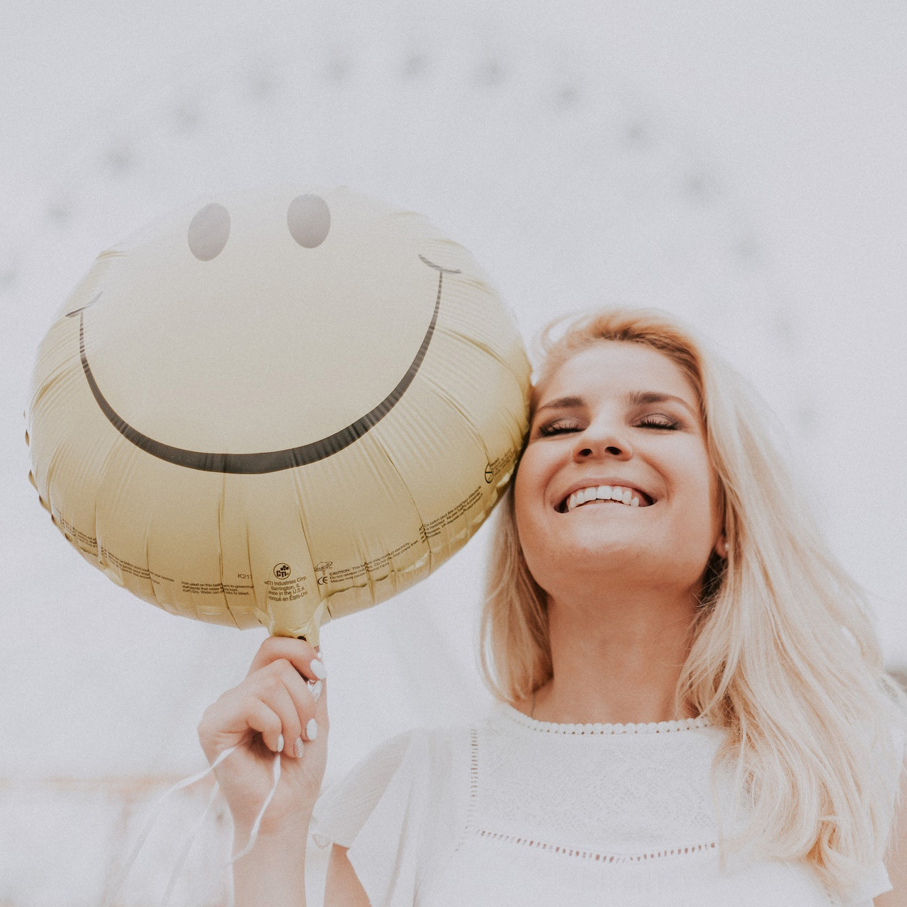 EFT Fotografie einer lächelnden Frau mit Ballon in der Hand